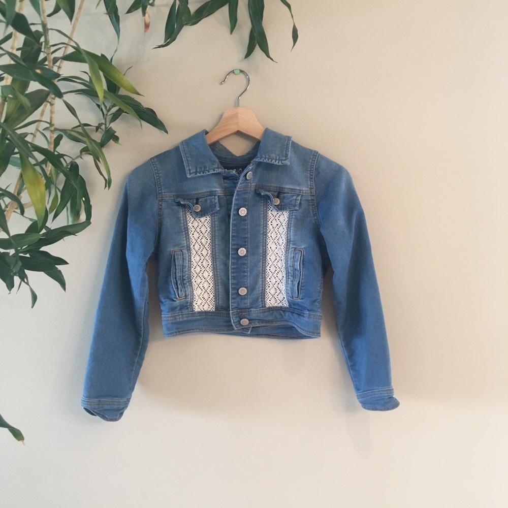 This is a Target cropped jean jacket SIZE 7/8